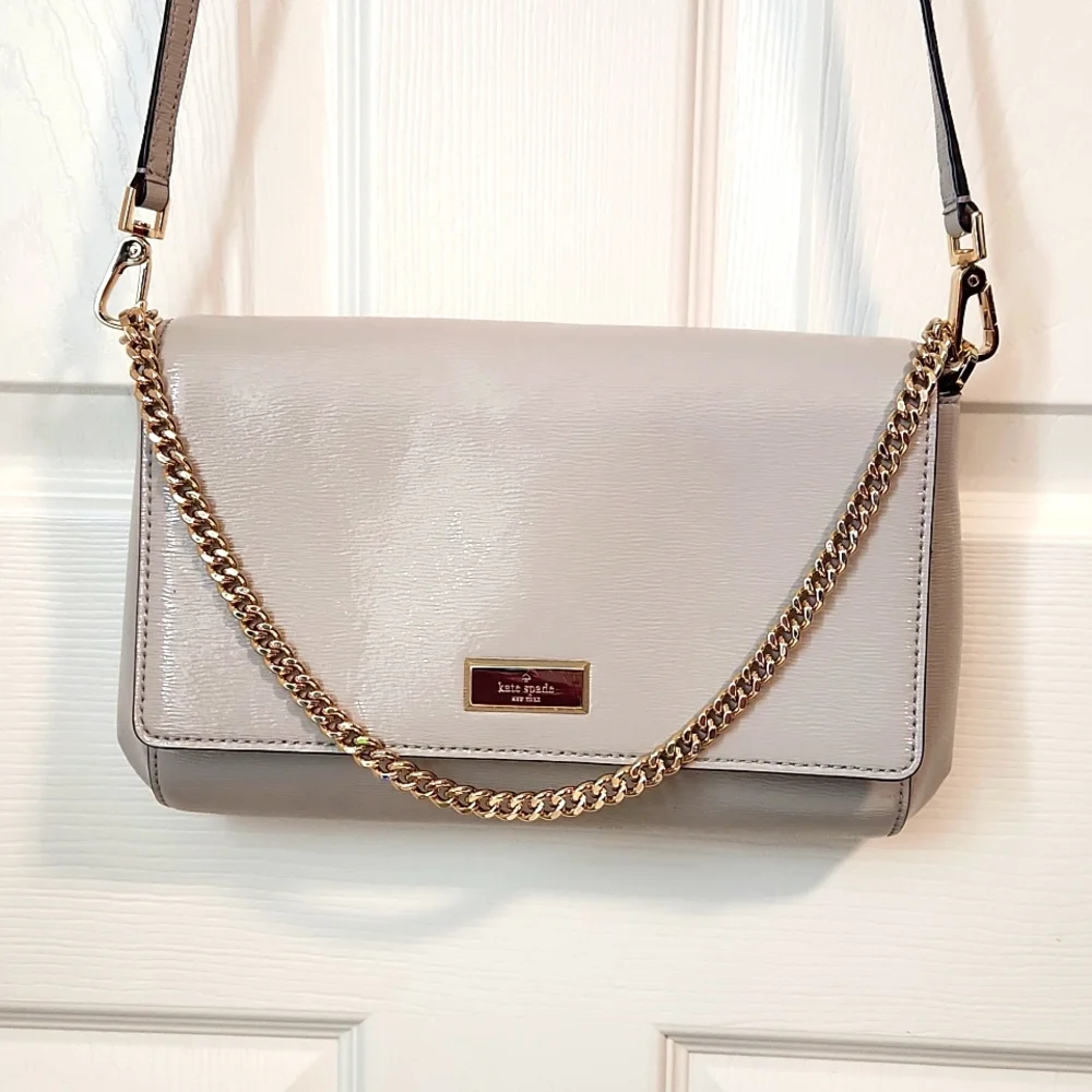 Kate Spade ♠️ carson gray patent leather with gold chain crossbody